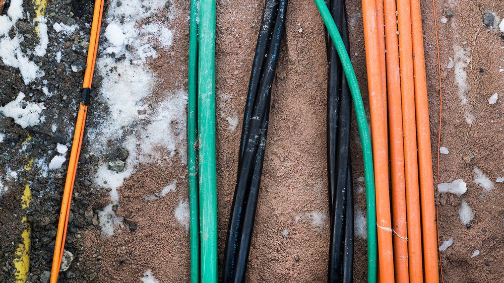 Fiberrør og andre kabeltyper er det blitt mye av i og under norske veier.