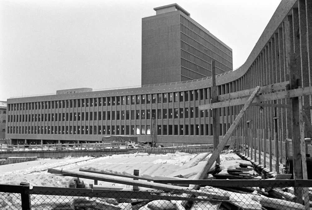 Bygging av Y-blokka, med adresse Akersgata 44, november 1968. Bygget ligger delvis over Arne Garborgs plass. I bakgrunnen Høyblokken (H-blokka), som sto ferdig i 1958. 