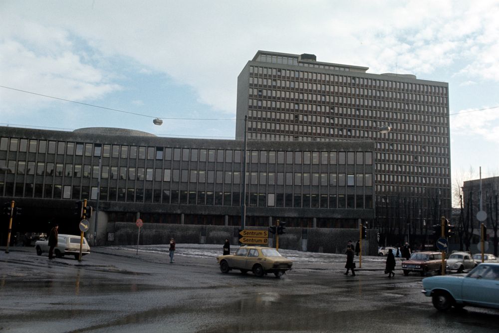 Deler av Regjeringskvartalet, Høyblokka (H-blokka) og Y-blokka, fotografert 29. januar 1974. 