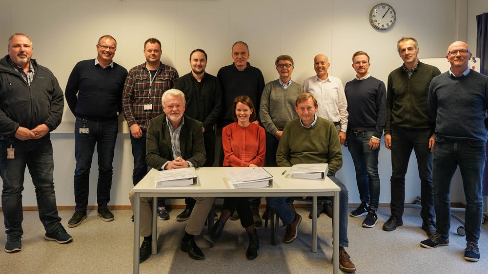 Fornøyde medarbeidere i Kraftmontasje bak administrerende direktør Oddgeir Anundsen og representanter for Skanska og Vegvesenet etter at kontrakten var signert.