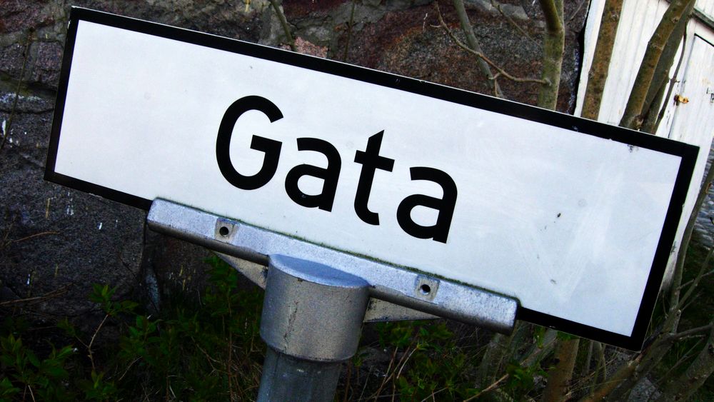 Eksempel på et enkelt og greit gatenavn. Ukomplisert vegnavn. Skilt med veinavn. Sponvika, Halden.Foto: © 