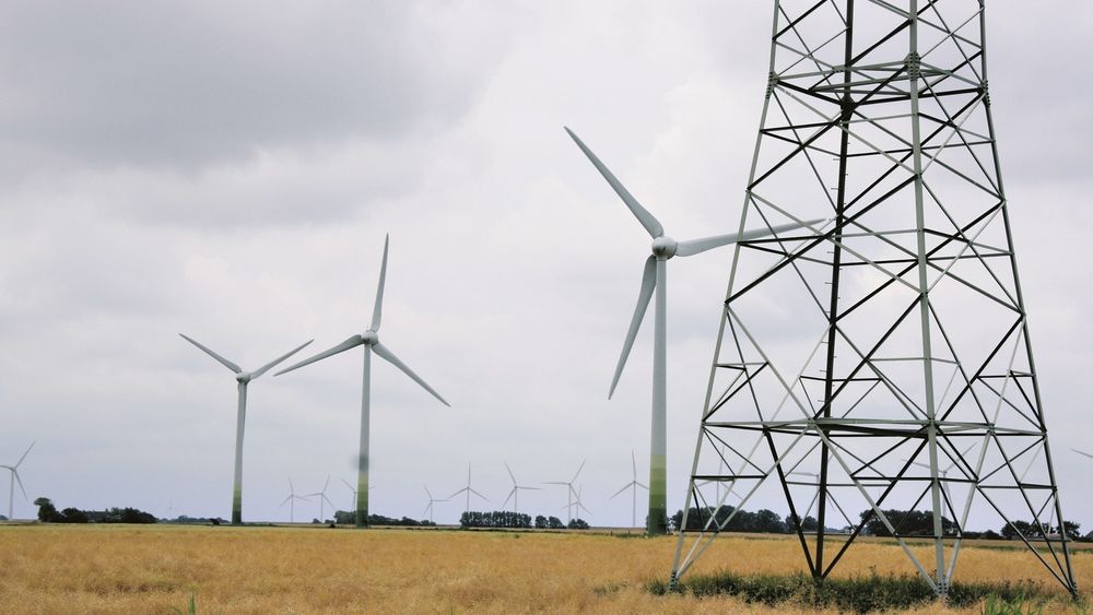 Å stoppe danske vindmølleparker fordi Danmark ikke kan bruke den grønne strømmen er en uholdbar situasjon, men som kan løses med kjent teknologi, sier eksperter.