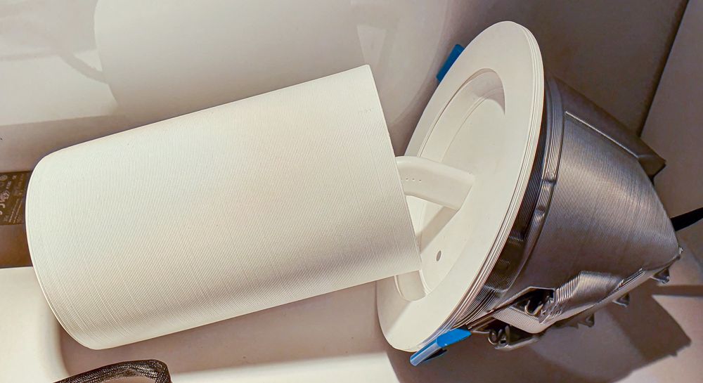 Kompleks: En vribar downlight med en fot som passer inn hullet der det før sto en gammel utskiftningsmoden lampe.