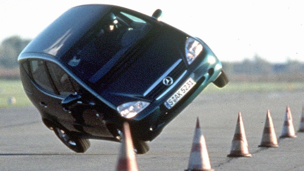 Her et bilde fra en test tyske Autobild gjennomførte i oktober 1997. Sjåføren, Michael Specht fortalte at de først mistenkte dekkene, men at bilen ble testet med mange forskjellige dekk uten at det bedret situasjonen. Den gangen var det ukjent at en tom batterikasse i bunnpannen hevet tyngdepunktet.