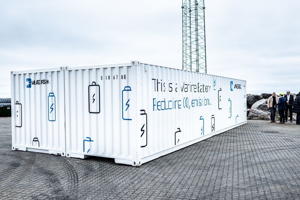 I desember monteres systemet i Singapore på containerskipet Maersk Cape Town. Innen den tiden vil batteriene bli installert i de seks racksene som nå er tomme. De leveres av Trident Maritime Systems i Odense og kan yte 1.800 kVA i opptil 20 minutter. Foto: Mikkel Meister