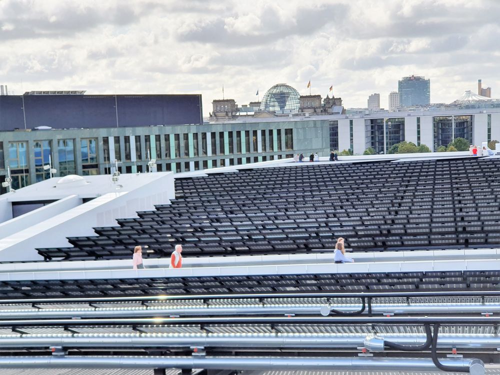 Hele taket er dekket med solcellepaneler for produksjon av strøm og varme. Publikum har fri adgang til en spasertur med Berlin-utsikt.