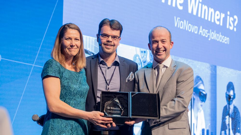 Andreas Haugbotn i ViaNova sammen med Tone Kristiansen i ViaNova og jurymedlem Vesa Järvinen.