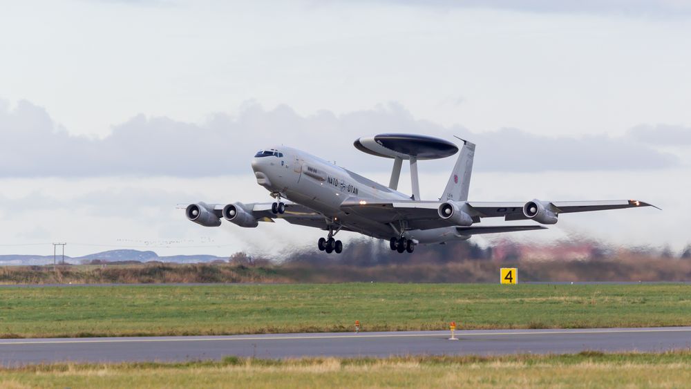 Et E-3A Awacs tar av fra Ørland flystasjon.