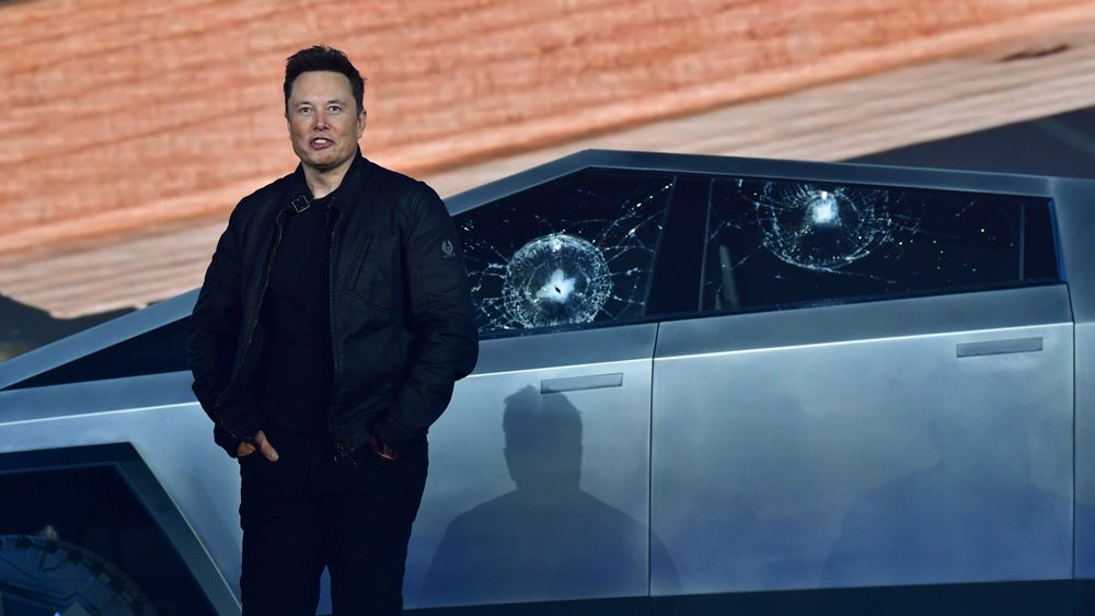 Tesla-sjef Elon Musk måtte fullføre presentasjonen av Cybertruck foran to knuste vinduer etter en demonstrasjon som slo noe feil.