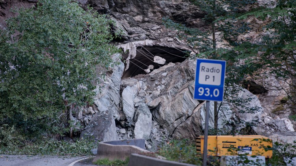 I 2013 knuste et ras fylkesvei 49 ved øvre åpning på Snauhaugentunnelen, den nederste tunnelen i Tokagjelet, mellom Norheimsund og Kvamskogen. Høye bompenger truer nå tunnelen som skal gjøre veien rassikker.