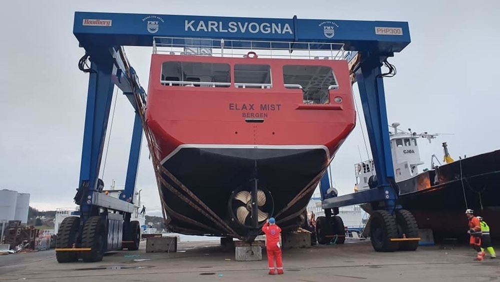 Elax Mist ble sjøsatt 24. november ved Fitjar Mekaniske Verksted. Båten skal nødbløgge fisk for oppdrettsnæringen på Vestlandet.
