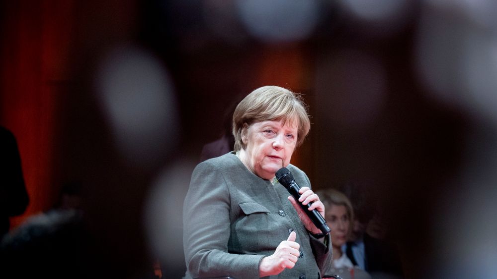 Tysklands forbundskansler Angela Merkel har fått gjennom et forslag om å kreve tydelig definerte sikkerhetsstandarder av landets kommende 5G-leverandører, men har forhandlet bort formulering om Huawei-forbud. Bildet er tatt under «Global Solutions Summit» in Berlin i mars i år.