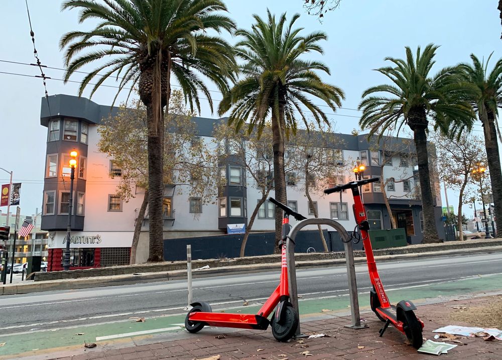 I sentrum av San Francisco er de fleste elsparkesyklene låst fast til stativer.