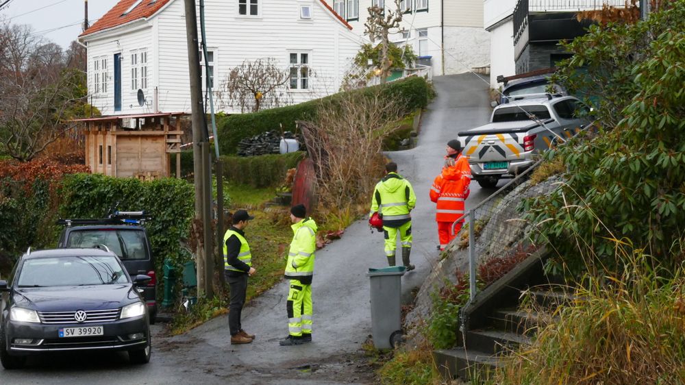Geoteknikere undersøker åstedet for vannlekkasjen i Sandviken i Bergen. Hovedinnfartsåren inn til byen nordfra er stengt og fører til store trafikkproblemer.