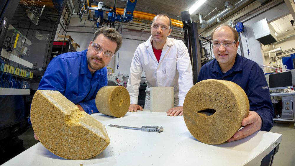 Disse forskerne kan nå finne smertegrensa for et oljereservoar som produserer sand - og dermed kan kollapse: F.v.: Dawid Szewczyk, Andreas Berntsen og Lars Erik Walle. 