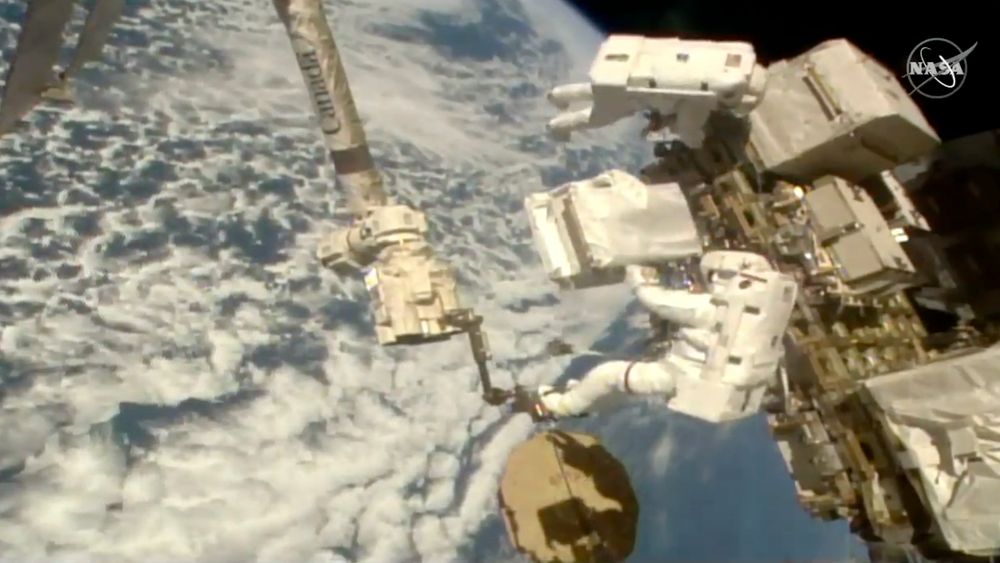 Den italienske astronauten Luca Parmitano installerer nye pumper på det alfamagnetiske spektrometeret på utsiden av den internasjonale romstasjonen. Dette var den tredje romvandringen på nesten tre uker. 