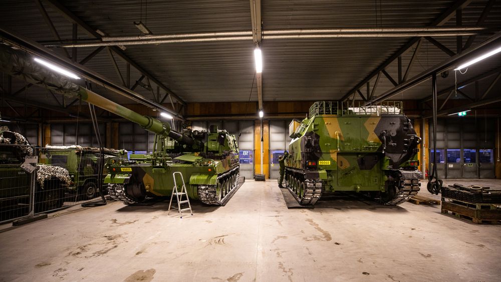 Hærens nye K9 Vidar-artilleri har åtte meter lange L/52-kanoner. Til høyre en K10 ammunisjonsvogn.