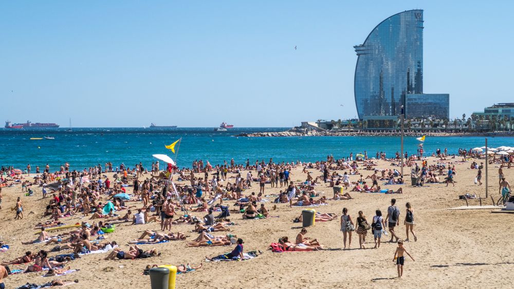 Mange nordmenn bor hele eller deler av året i Spania, og ser fram til å bruke Bankid mot spanske offentlige nettjenester. Her ser vi strandlivet i Barcelona.