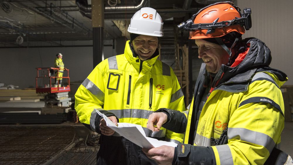 Øksnes entreprenør har spesialisert seg på bygging av kaianlegg og byggeprosjekter nord for polarsirkelen. Daglig leder i Øksnes entreprenør Stian Reinholdtsen (til venstre) sammen med en av selskapets eiere, Tim Hansen. 