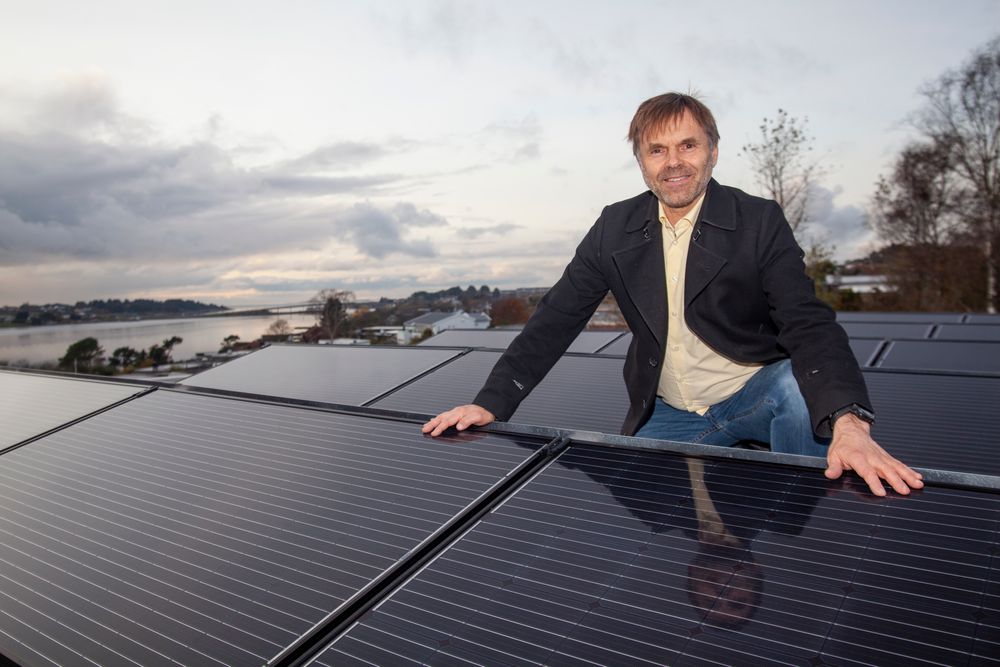 Solceller: Med Hafrsfjord i bakgrunnen, produserer Ståles Sundes 18 solcellepanel 5000 kWh per år. Det dekker nesten alt strømforbruk til hans elbil. – Jeg ønsker også solcellepanel som vender mot vest, siden vi planlegger å kjøpe en elbil til. Siden det kan kobles til eksisterende anlegg, blir det relativt rimelig, sier han.