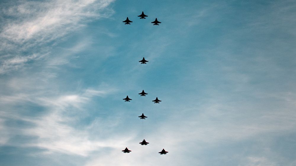 Dette er fra formasjonsflyginga i 2018 med åtte F-16 og tre F-35 samlet over Rygge.