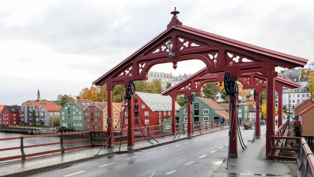 Gamle Bybro fra 1681 er et velkjent element i gatebildet i Trondheim, og blant de 1100 kilometerne med kommunal vei som nå skal kartlegges.