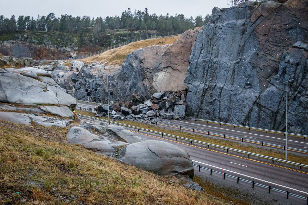 Oslo 20191214. 
E18 er lørdag fortsatt sperret av steinraset som gikk ved Bommestad i Larvik sent fredag kveld.
Foto: Alexander Vestrum / NTB scanpix