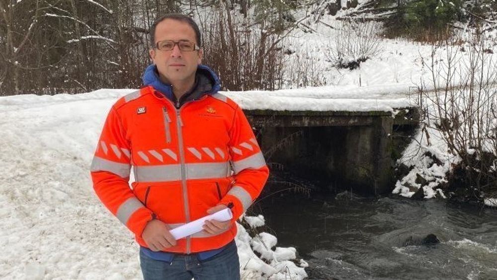 Teknisk byggeleder Nazhad Rahmann i Statens vegvesen ved Helgeland bru, som nå skal erstattes av en ny 18 meter lang bru over elva Vigga.