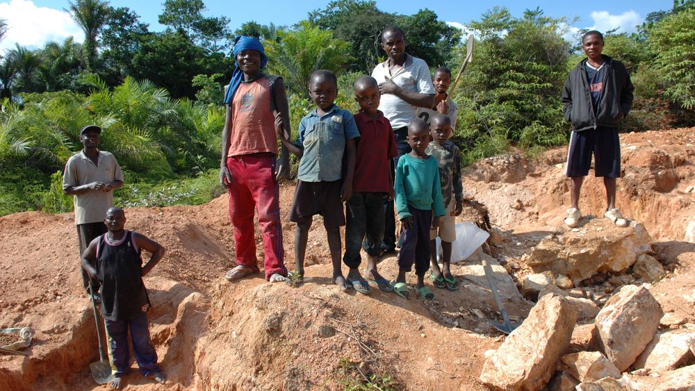 Flere av verdens største teknologiselskaper er saksøkt for å ha hjulpet, tilrettelagt og tjent på barnearbeid under koboltutvinning i Kongo. Bildet viser barn som jobber med utvinning av wolfram i samme land.