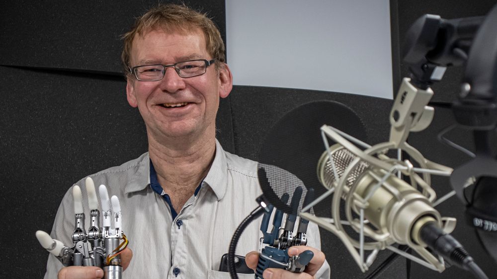 Stiller med medbrakt:  Teknologidirektør i Hy5, Bjørn Olav Bakka har tatt med et par av selskapets hydrauliske håndproteser på podcastinnspilling