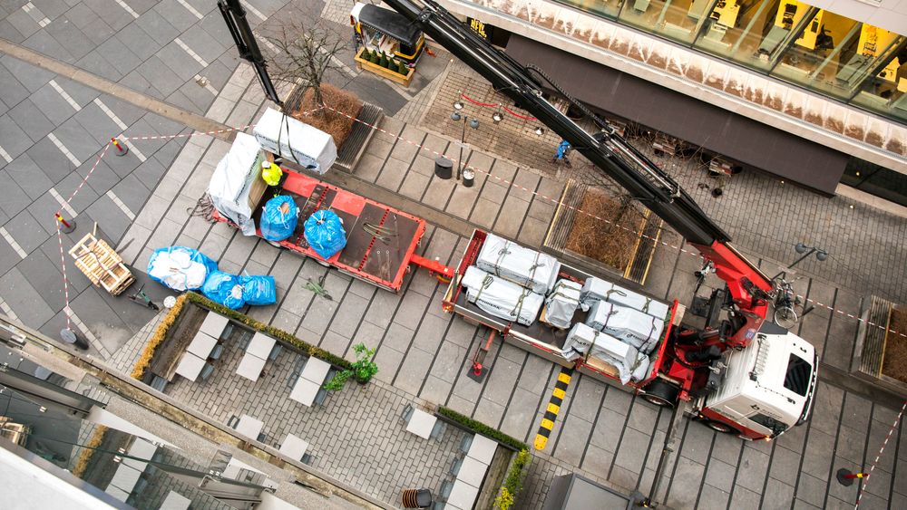 I stedet for at kranbilen skal kjøre tomhendt hjem, tar den med avfall fra byggeplassen og leverer det til gjenvinning.