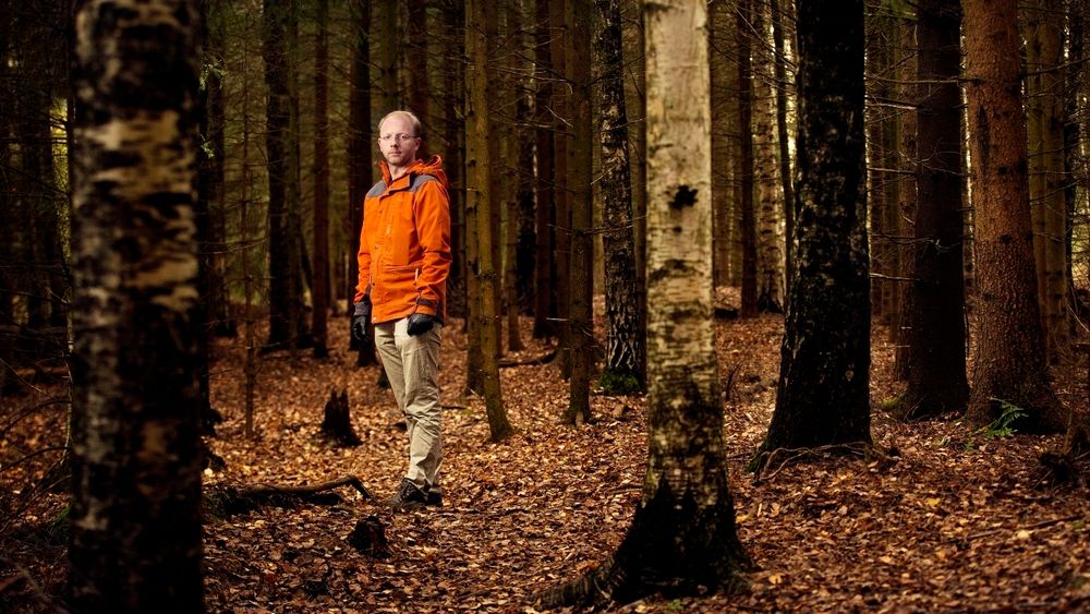 Bjørn Samset understreker at klimakrisen kun er én faktor i utfordringene verden står overfor. Han advarer om at vi praktiserer rovdrift på naturen, og lever nå i en svært skjør balanse.