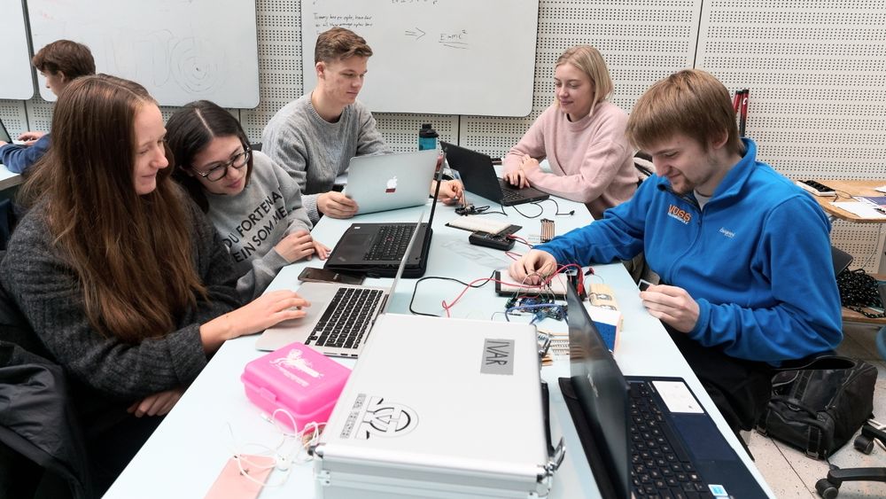 Denne gjengen konsentrerer seg om kosten, som er svært viktig i curling. Utfordringen i dag er at ingen vet hvorfor noen koster bedre enn andre. Nå vil studentene måle og dokumentere.  Fra venstre: Stine Martinsen, Sandra Maza Larsen, Hans Henrik Heiberg, Julie Tvergrov og Ivar Strangstadstuen.