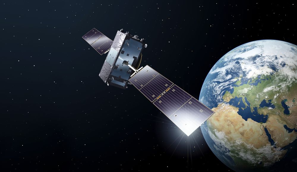 Galileo: Bildet viser en av GNSS-satellittene i Galileo-programmet. Til sammen er det et hundretalls slike GNSS-satellitter i de fire globalt dekkende programmene rundt 20.000 km over jordoverflaten. Illustrasjon: ESA / P. Carril