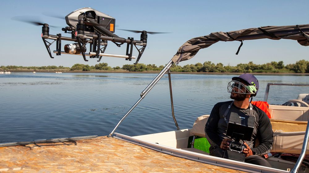 I lufta: Fire kilo med kamera og stabilisatoroppheng. Operatøren bruker crickethjelp som sikkerhet når de skal ta imot droner som lander.