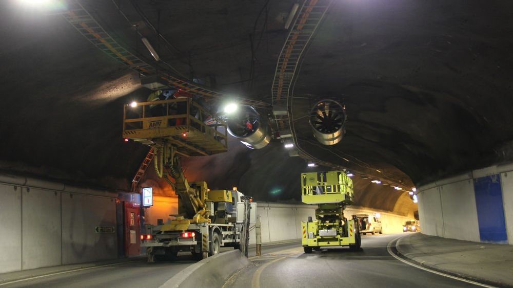 Minst 135 norske tunneler oppfyller ikke EUs sikkerhetskrav, og nå vil EUs overvåkingsorgan ESA se nærmere på saken. Bildet er tatt i forbindelse med rehabiliteringen av Baneheia- og Oddernestunnelene i Kristiansand.