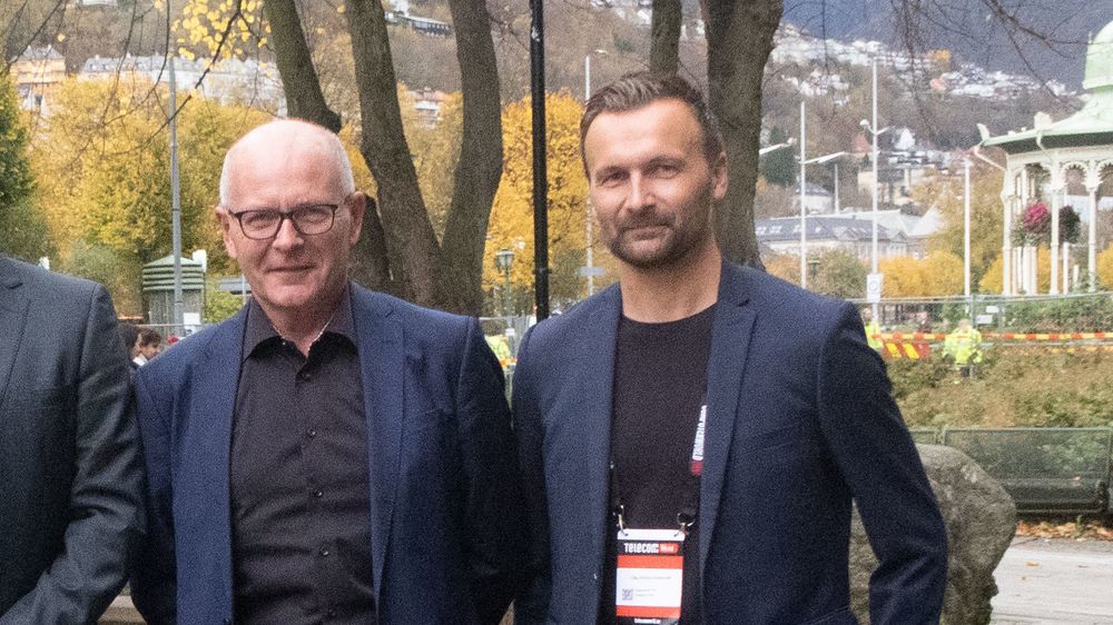 Telekom-leder Øyvind Nordal i Kong Arthur AS og daglig leder Ole Petter Hatlevoll i Sognenett, her fotografert i Bergen. Sognenett har kjøpt en løsning for drift av nettverket fra Kong Arthur.
