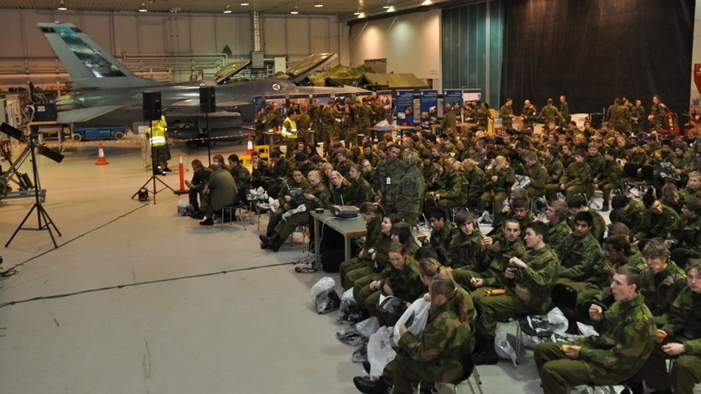 Slik så det ut når 220 ungdommer fra hele Norge var samlet i hangaren på Kjevik  under en rekrutteringscamp.