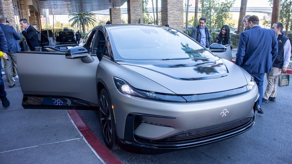 FF 19: El-luksusbilen har dører som åpner seg som en BMW i3. Men disse bakdørene er svære.