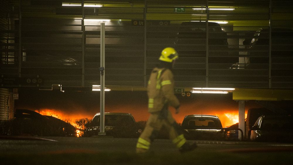 Det brenner i mange biler i parkeringshuset på Stavanger lufthavn Sola. Flytrafikken er stengt fordi brannmannskapet benyttes til å slukke brannen i parkeringshuset.