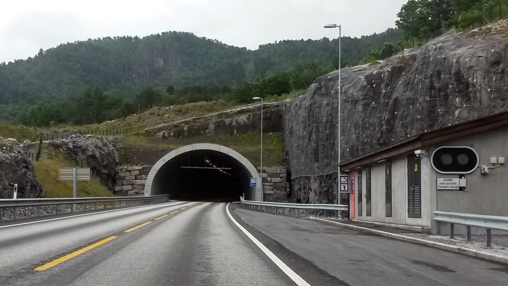Vågstrandstunnelen ligger på E136 i Rauma kommune i Møre og Romsdal. Den er 3.665 meter lang, og ble åpnet i desember 2014