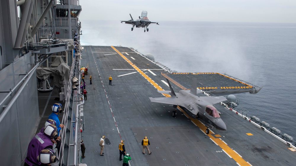 To F-35B fra US Marine Corps tilhørende «Flying Leathernecks» på  USS Makin Island et sted i Stillehavet i desember 2019.