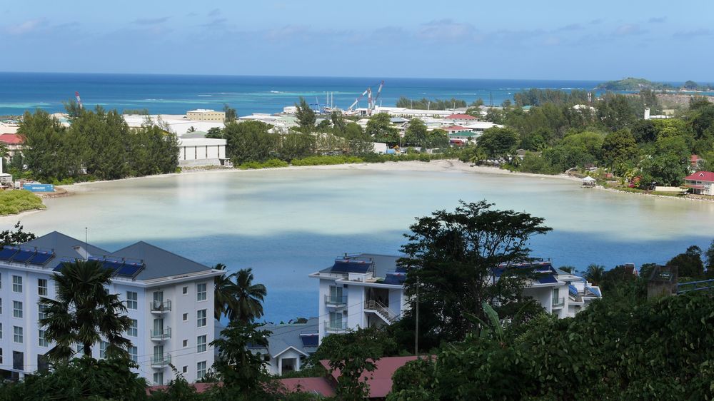 I denne lagunen på Seychellene planlegges det som kan bli verdens første flytende solcelleanlegg i saltvann. Den franske produsenten Quadran fikk nylig rettighetene til å utvikle og drive anlegget, mens Norske Multiconsult står sentralt i prosjektet.