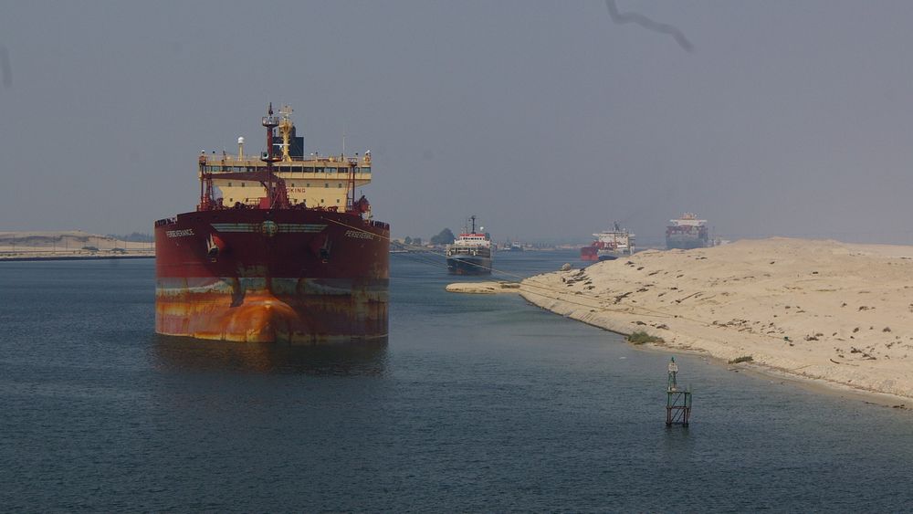 I 2015 ble Suez-kanalen utvidet slik at kapasiteten er nær doblet.  Fra  1. januar 2020 kan ingen skip bruke åpne eksosvaskesystemer og slippe ut lavsvovelsyre i kanalen. De må skiftet til lavsvoveldrivstoff.