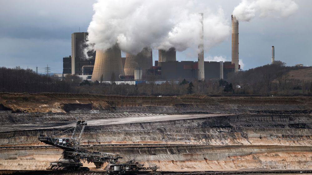 De kullproduserende delstatene i Tyskland har blitt enige med regjeringen om en tidslinje for avvikling av kullkraftproduksjonen. Her fra utvinning av brunkull fra en gruve i Schophoven Nordrhein-Westfalen. Kullkraftverket Weisweiler ses bakgrunnen. 
