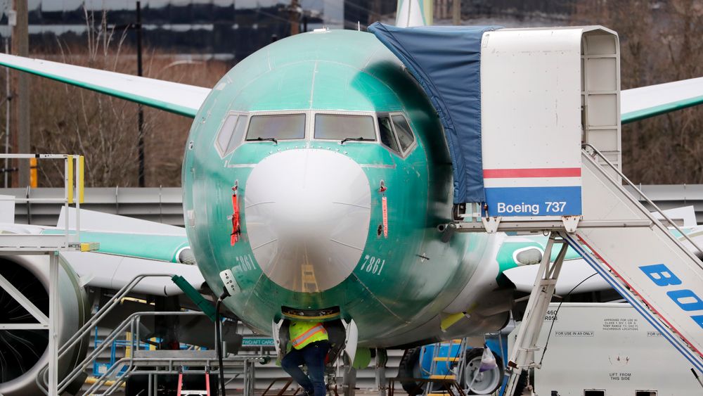Flyprodusenten Boeing jobber for å løse et nyoppdaget problem med programvaren til den ulykkesrammede flytypen 737 Max.