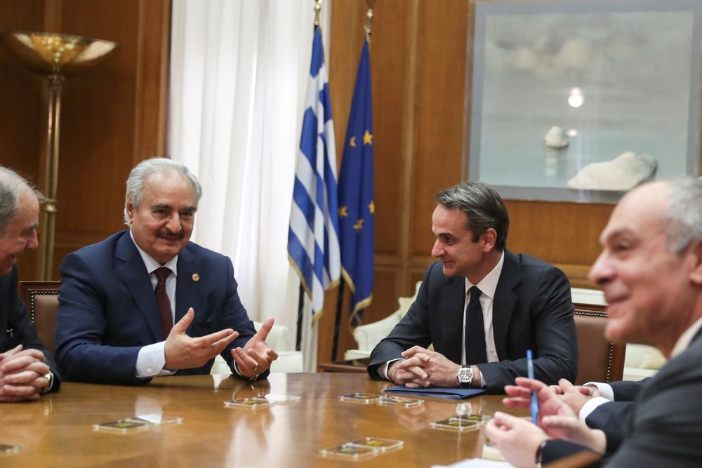 Det tyrkiske hackerangrepet settes i forbindelse med at Hellas' statsminister Kyriakos Mitsotakis (i midten) tok imot den libyske opprørsgeneralen Khalifa Haftar i Aten fredag.