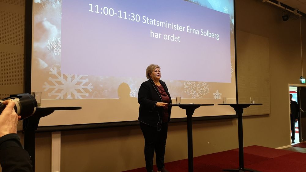 Statsminister Erna Solberg på talerstolen under åpningen av Arctic Entrepreneur, som er maskinentreprenørenes store, årlig samling.