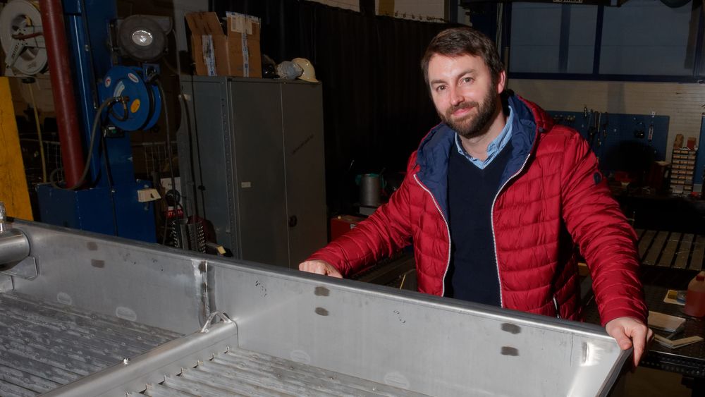 Alexis Sevault, forsker på termisk energi hos Sintef ved sitt nye termiske batteri som blir produsert hos Skala på Heimdal sør for Trondheim.     
