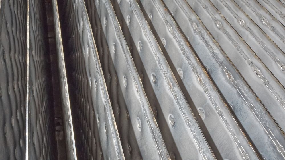 Varmeveksleren består av tynne stålplater med vannkanaler. Voksen fylles mellom platene.   